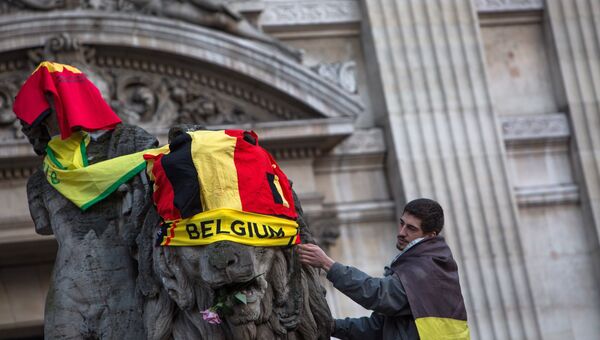 Участники траурного митинга в память о погибших в Брюсселе