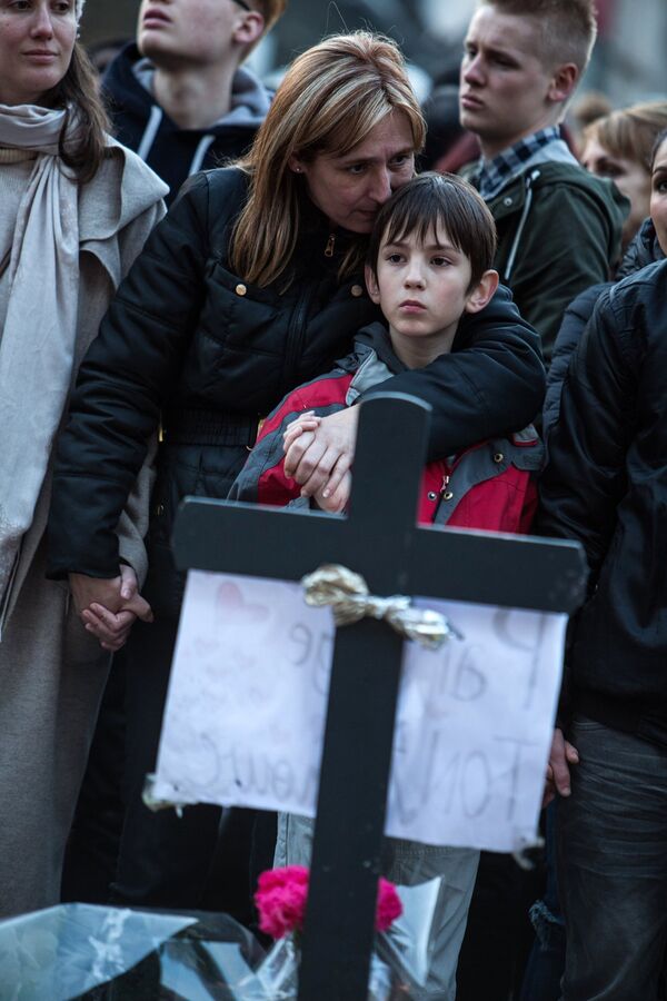 Участники траурного митинга в память о погибших в результате взрывов в аэропорту Завентем и в районе станции метро Мальбек в Брюсселе