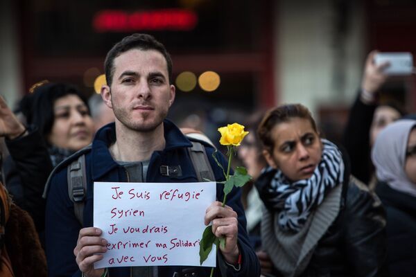 Участник траурного митинга в память о погибших в результате взрывов в аэропорту Завентем и в районе станции метро Мальбек в Брюсселе