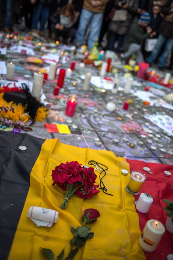 Траурный митинг в память о погибших в результате взрывов в аэропорту Завентем и в районе станции метро Мальбек в Брюсселе