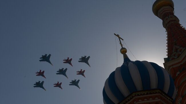 Истребители Су-27 пилотажной группы Русские витязи и МиГ-29 пилотажной группы Стрижи пролетают над Красной площадью.  Архивное фото