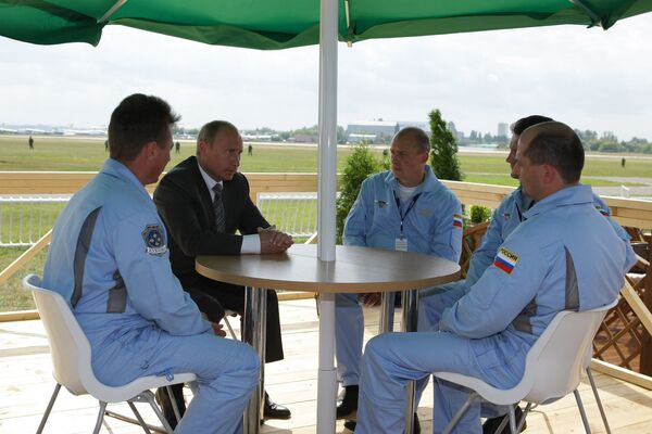Владимир Путин встретился с пилотажной группой Русские витязи
