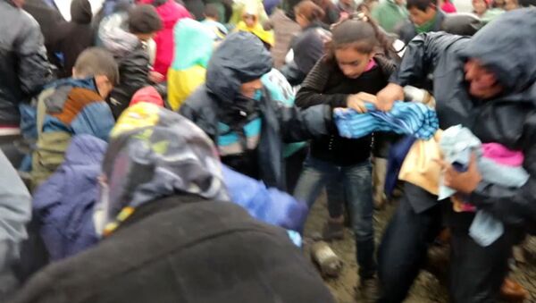 Беженцы дрались и выхватывали друг у друга гумпомощь в лагере возле Идомени