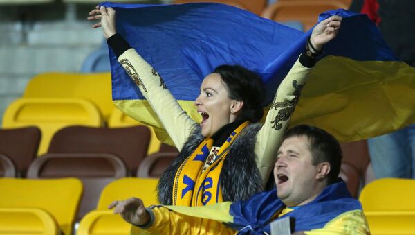 Болельщики сборной Украины поддерживают свою футбольную команду