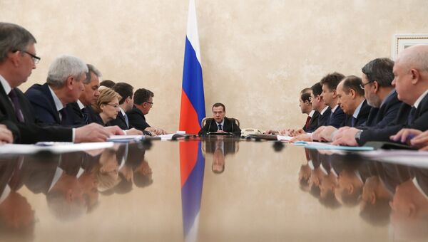 Председатель правительства РФ Дмитрий Медведев (в центре) проводит заседание правительственной комиссии по контролю за осуществлением иностранных инвестиций в России
