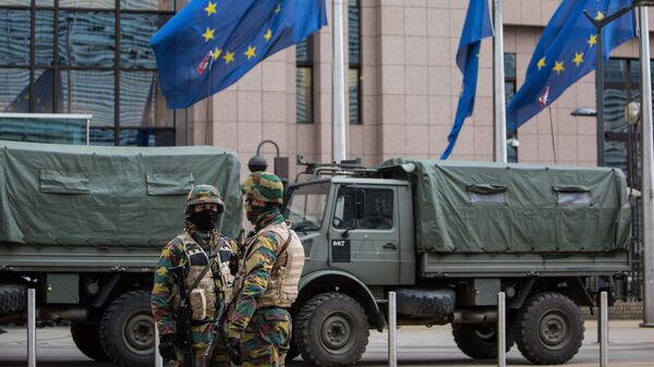 Военнослужащие у штаб-квартиры Европейской комиссии в Брюсселе. Архивное фото