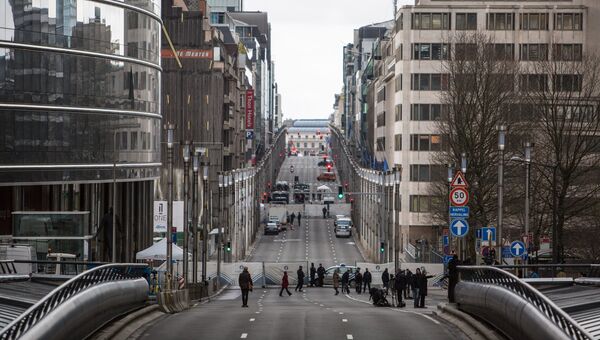 Военнослужащие и полицейские стоят в оцеплении неподалеку от здания штаб-квартиры Европейской комиссии в Брюсселе
