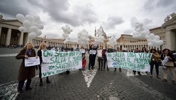 Активисты движения за права животных Animalisti Italiani на площади Святого Петра в Риме с просьбой запретить ягнятину на Пасху
