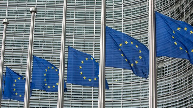 Флаги возле штаб-квартиры Европейской комиссии в Брюсселе. Архивное фото