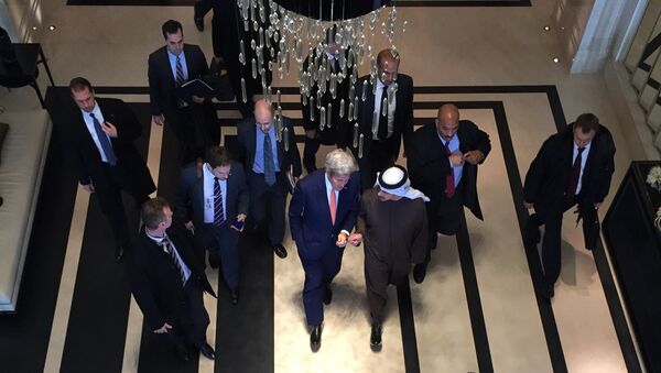 Государственный секретарь США Джон Керри с наследным принцем Абу-Даби Мухаммедом Аль-Нахайяном во время встречи в Москве