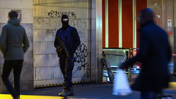 Сотрудник полиции обеспечивает безопасность на одной из станций метро в Брюсселе