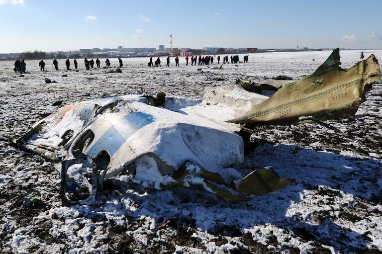 На месте крушения пассажирского самолета Boeing-737-800, который разбился при посадке в аэропорту Ростова-на-Дону