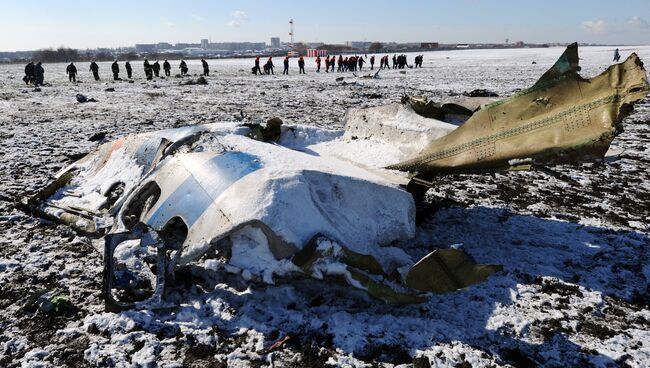 На месте крушения пассажирского самолета Boeing-737-800, который разбился при посадке в аэропорту Ростова-на-Дону