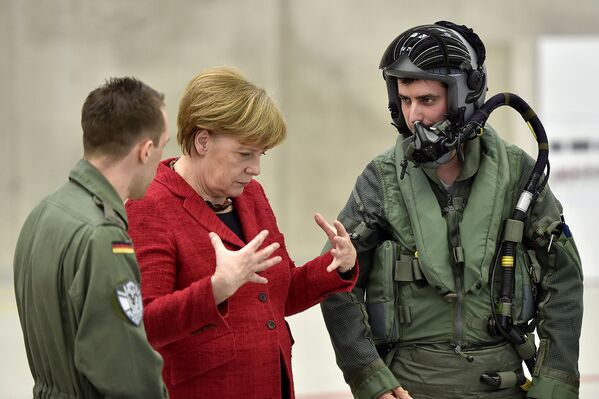 Канцлер Германии Ангела Меркель с пилотами во время своего визита на базу ВВС Германии