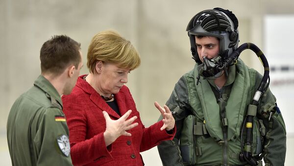 Канцлер Германии Ангела Меркель с пилотами во время своего визита на базу ВВС Германии. Архив
