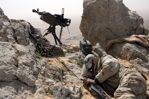 Боец отряда народного ополчения Соколы пустыни на огневой позиции в районе сирийского города Пальмира