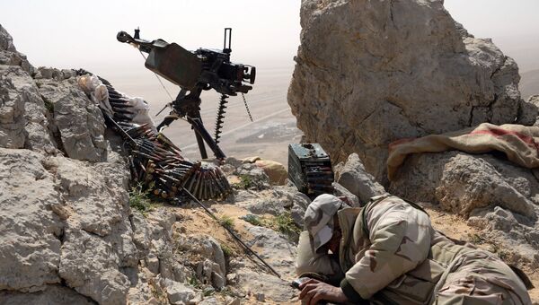 Боец отряда народного ополчения Соколы пустыни на огневой позиции в районе сирийского города Пальмира