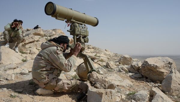 Бойцы отряда народного ополчения Соколы пустыни на огневой позиции в районе сирийского города Пальмира