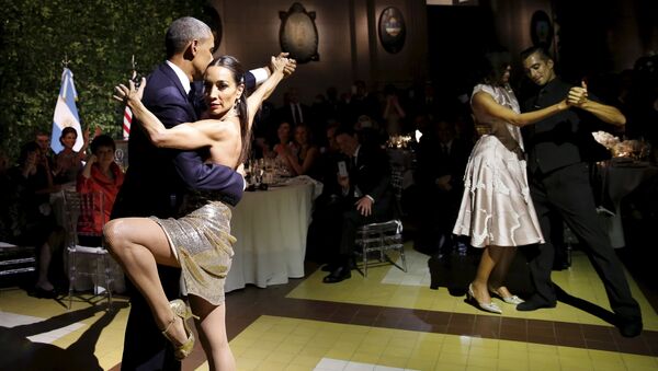 Президент США Барак Обама и его жена Мишель танцуют танго во время государственного обеда, устроенном президентом Аргентины