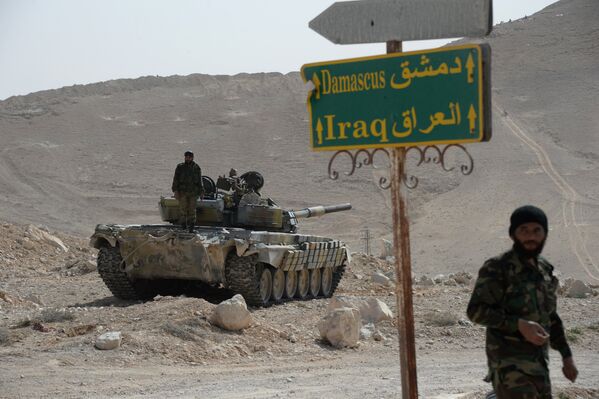 Танк Т-72 отряда народного ополчения Соколы пустыни во время передислокации в районе сирийского города Пальмира