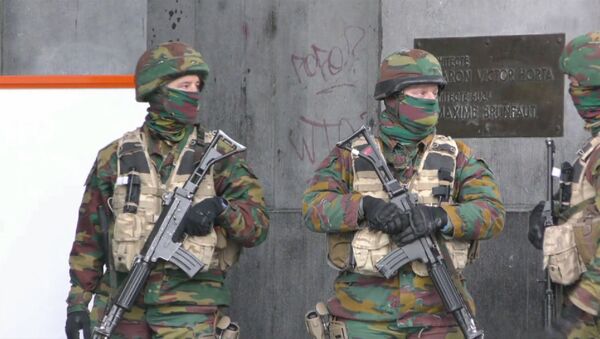 Военный и полицейский патрули у вокзала и возле станции Мальбек в Брюсселе
