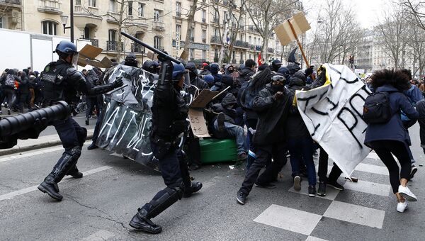 Столкновение студентов с сотрудниками ОМОНа во время демонстрации против реформы трудового кодекса в Париже. 24 марта 2016