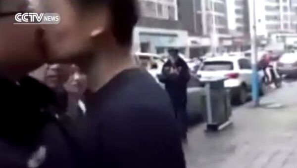 Китайские полицейские не любят, когда их целуют