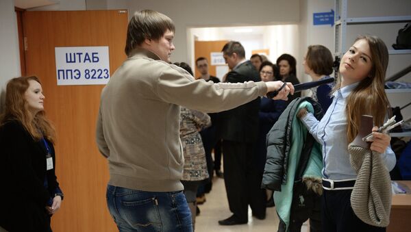Проверка металлодетектором перед началом единого государственного экзамена по русскому языку. Архивное фото