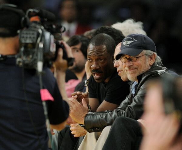 Актер Эдди Мерфи и режиссер Стивен Спилберг баскетбольном матче в Лос-Анжелесе