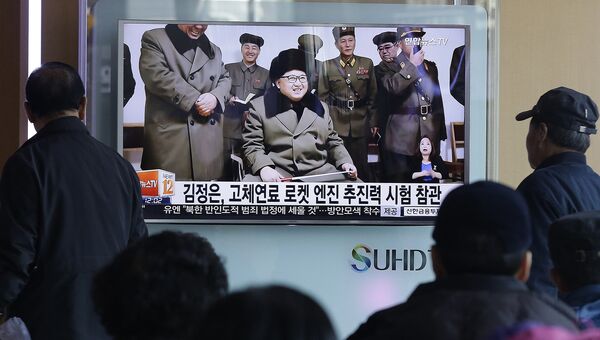 Жители Южной Кореи у экрана телевизора на железнодорожном вокзале в Сеуле. 24 марта 2016