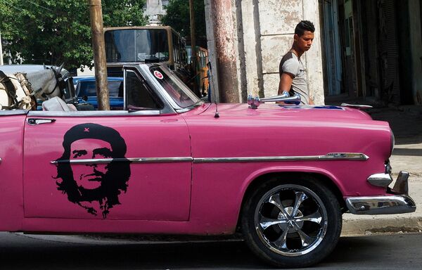 Американский классический автомобиль с портретом Че Гевары на улице Гаваны, Куба