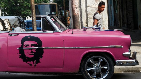 Автомобиль с портретом Че Гевары на улице Гаваны, Куба. Архивное фото