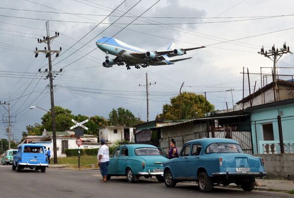 Самолет президента США Барака Обамы заходит на посадку в аэропорту Гаваны, Куба