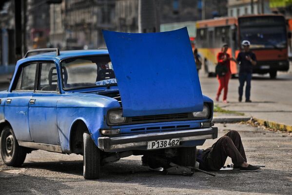Автомобиль Москвич советского производства на улице Гаваны, Куба