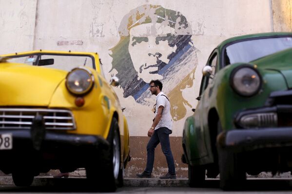 Портрет кубинского революционера Эрнесто Че Гевары на одной из улиц Гаваны, Куба