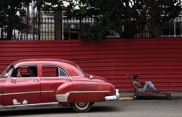 Классический американский автомобиль на улице Гаваны, Куба