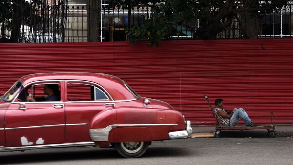 Классический американский автомобиль на улице Гаваны, Куба. Архивное фото