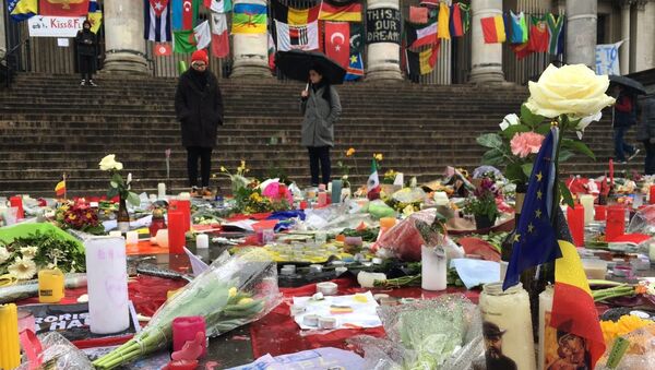 Цветы возле метро в Брюсселе, где был совершен теракт. 25 марта 2016