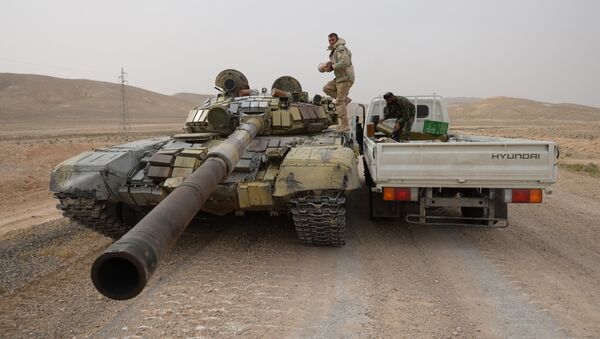 Бойцы Сирийской арабской армии и отряда народного ополчения Соколы пустыни