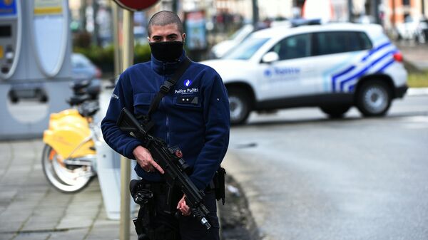 Сотрудник полиции Бельгии во время спецоперации в Скарбеке. 25 марта 2016