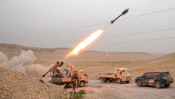 Бойцы Сирийской арабской армии и отряда народного ополчения Соколы пустыни обстреливают позиции боевиков в районе Пальмиры