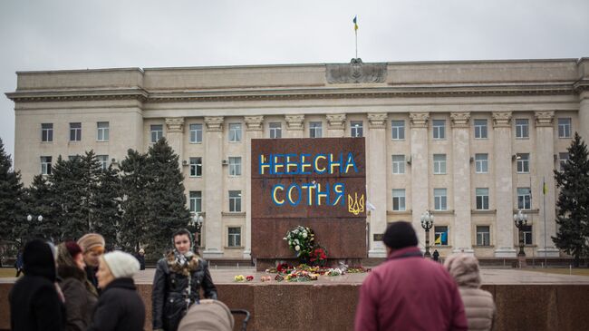 Надпись Небесная сотня на постаменте снесенного памятника В. И. Ленину на площади перед зданием областной администрации в Херсоне. Архивное фото