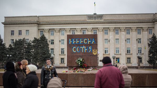 Надпись Небесная сотня на постаменте снесенного памятника В. И. Ленину на площади перед зданием областной администрации в Херсоне