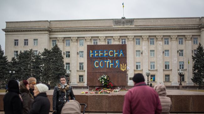 Надпись Небесная сотня на постаменте снесенного памятника В. И. Ленину на площади перед зданием областной администрации в Херсоне. Архивное фото