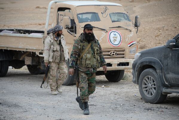 Бойцы Сирийской арабской армии и отряда народного ополчения Соколы пустыни на подступах к Пальмире