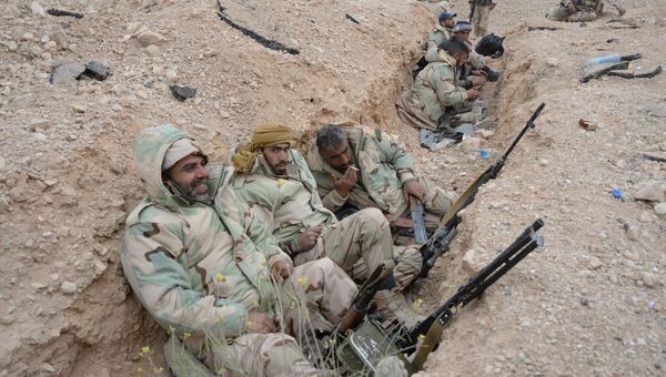 Бойцы Сирийской арабской армии и отряда народного ополчения Соколы пустыни на подступах к Пальмире