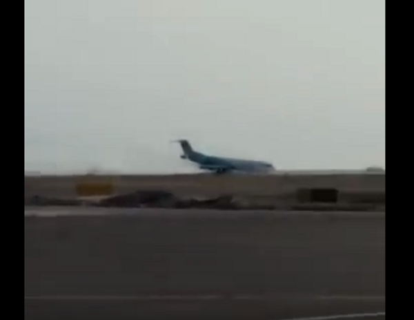 Очевидцы сняли видео приземления в Астане самолета без переднего шасси. Архивное фото