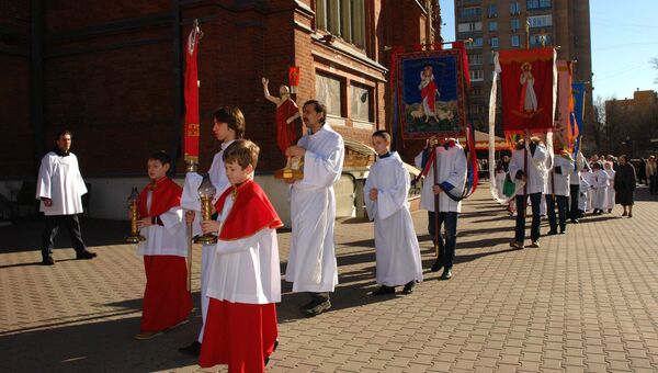 Столичные католики совершили торжественный пасхальный Крестный ход