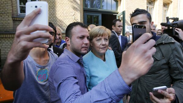 Мигранты фотографируются с канцлером Германии Ангелой Меркель в Берлине