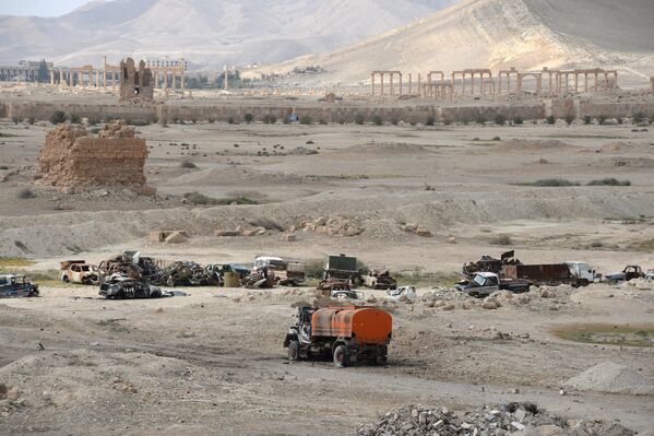 Уничтоженные в ходе боевых действий автомобили в исторической части Пальмиры